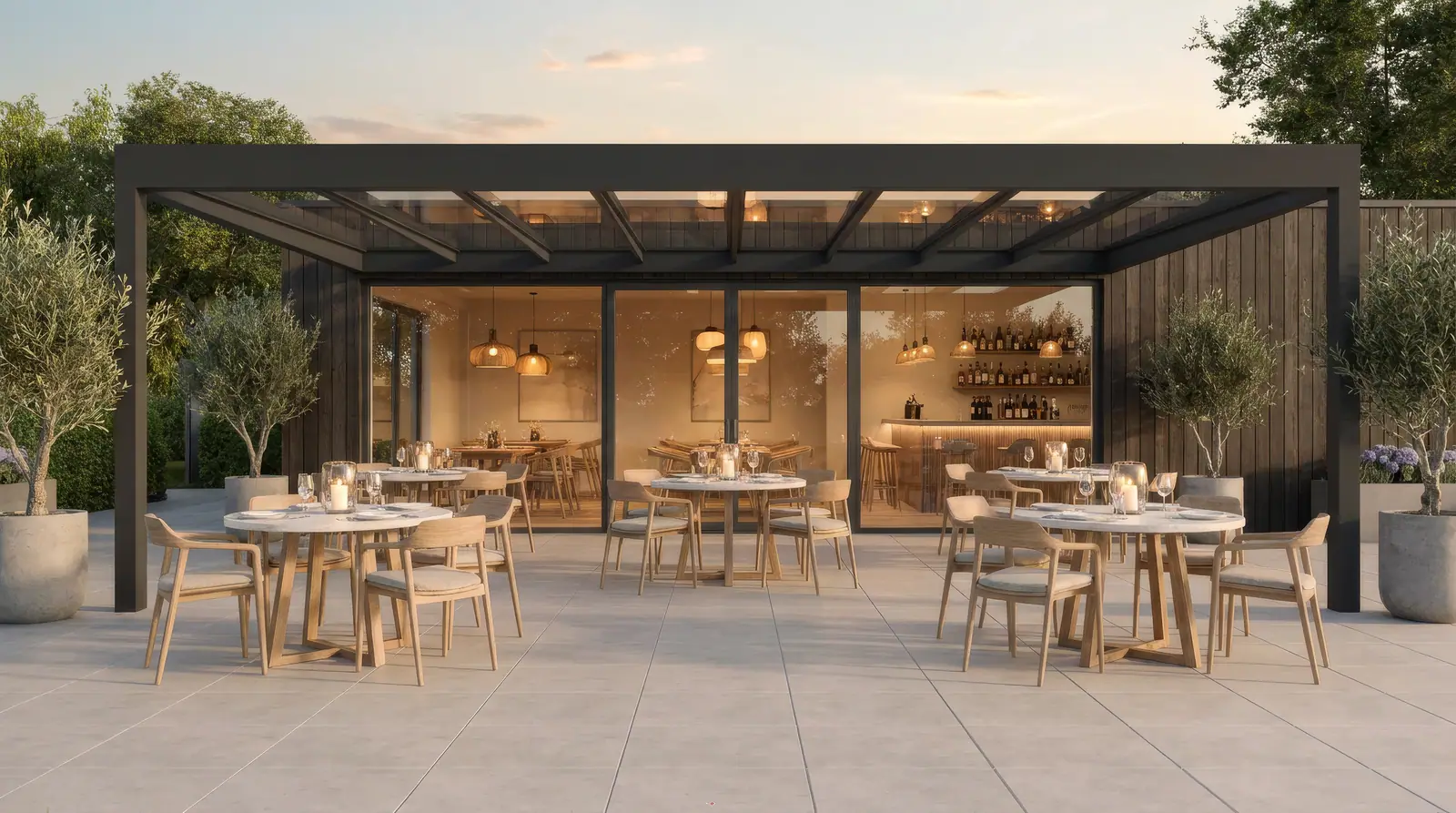 Wizualizacja: zadaszenie z płaskim dachem nad tarasem nowoczesnej restauracji wieczorem, stoliki nakryte do kolacji, za szybami oświetlona sala i bar